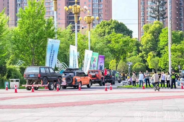 湖北钟祥上演汽车场地越野赛精彩对决 湖北钟祥上演汽车场地越野赛精彩对决